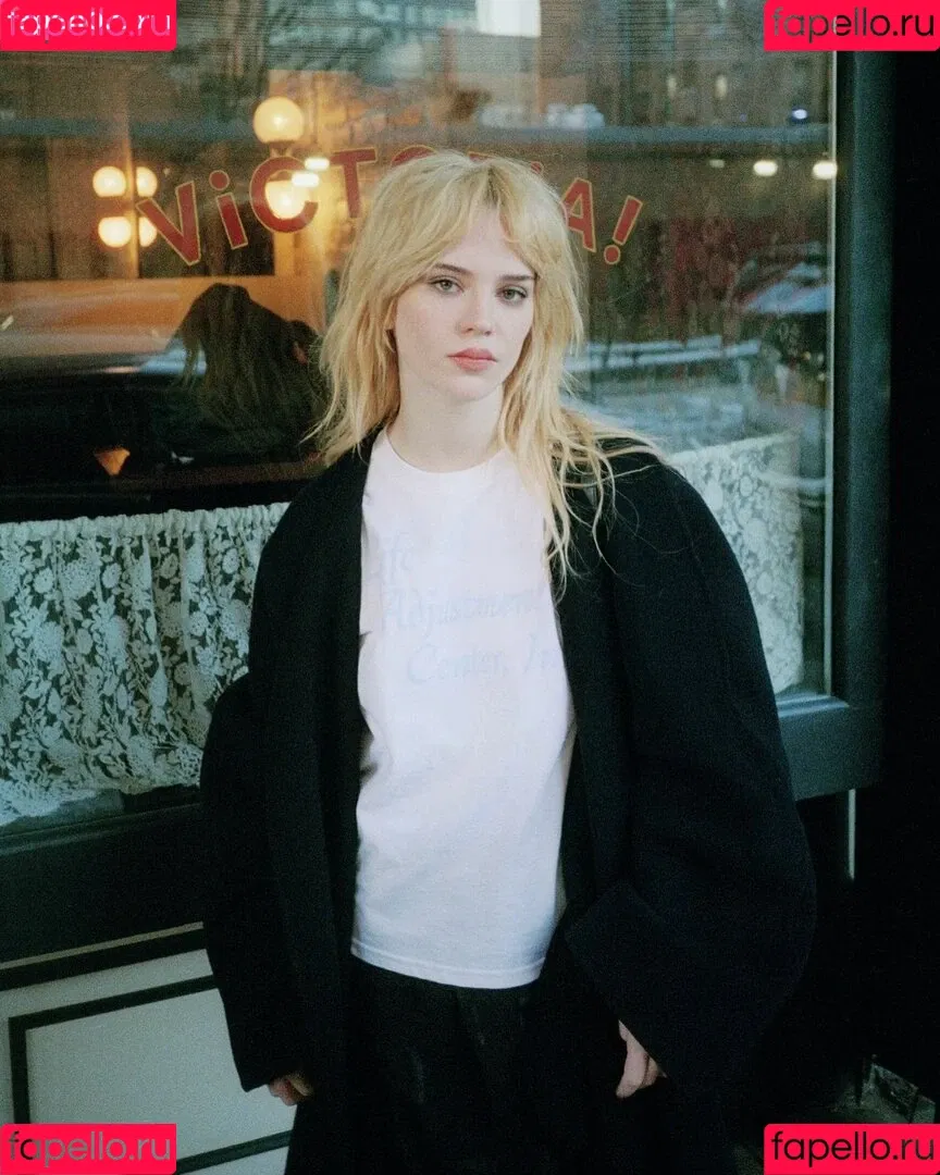 Sophie Thatcher / soapy.t / sophie_thatcher Onlyfans Photo Gallery 