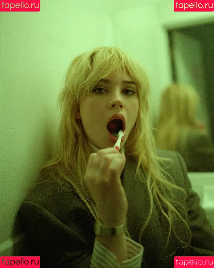 Sophie Thatcher / soapy.t / sophie_thatcher Onlyfans Photo Gallery 