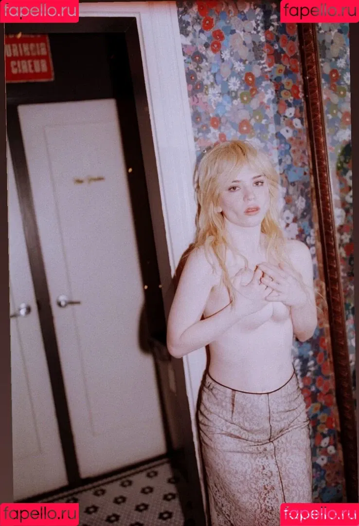 Sophie Thatcher / soapy.t / sophie_thatcher Onlyfans Photo Gallery 