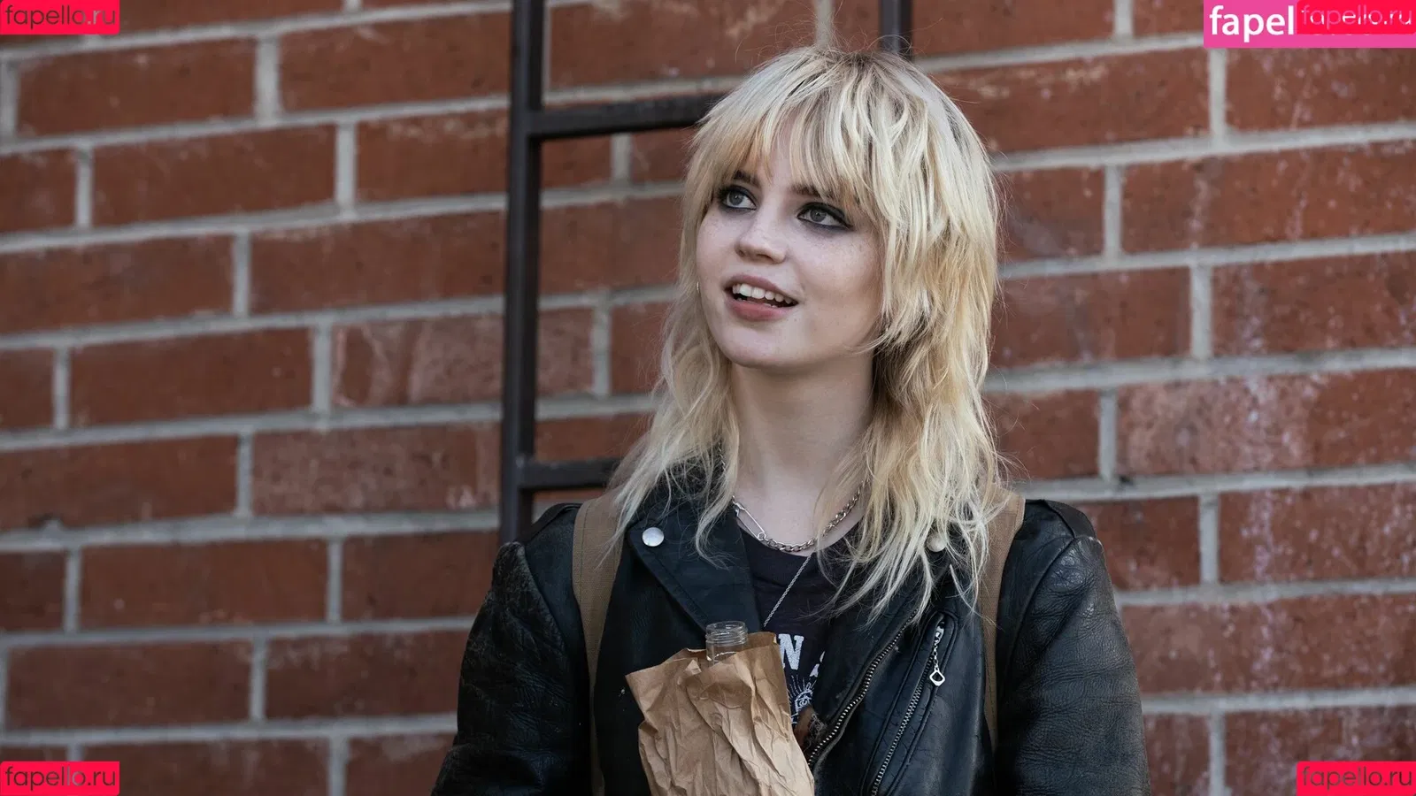 Sophie Thatcher / soapy.t / sophie_thatcher Onlyfans Photo Gallery 