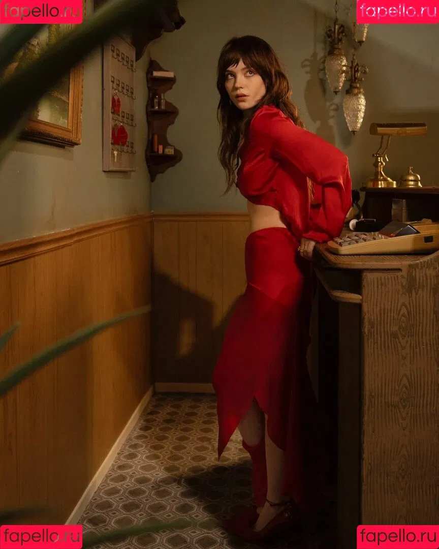 Sophie Thatcher / soapy.t / sophie_thatcher Onlyfans Photo Gallery 