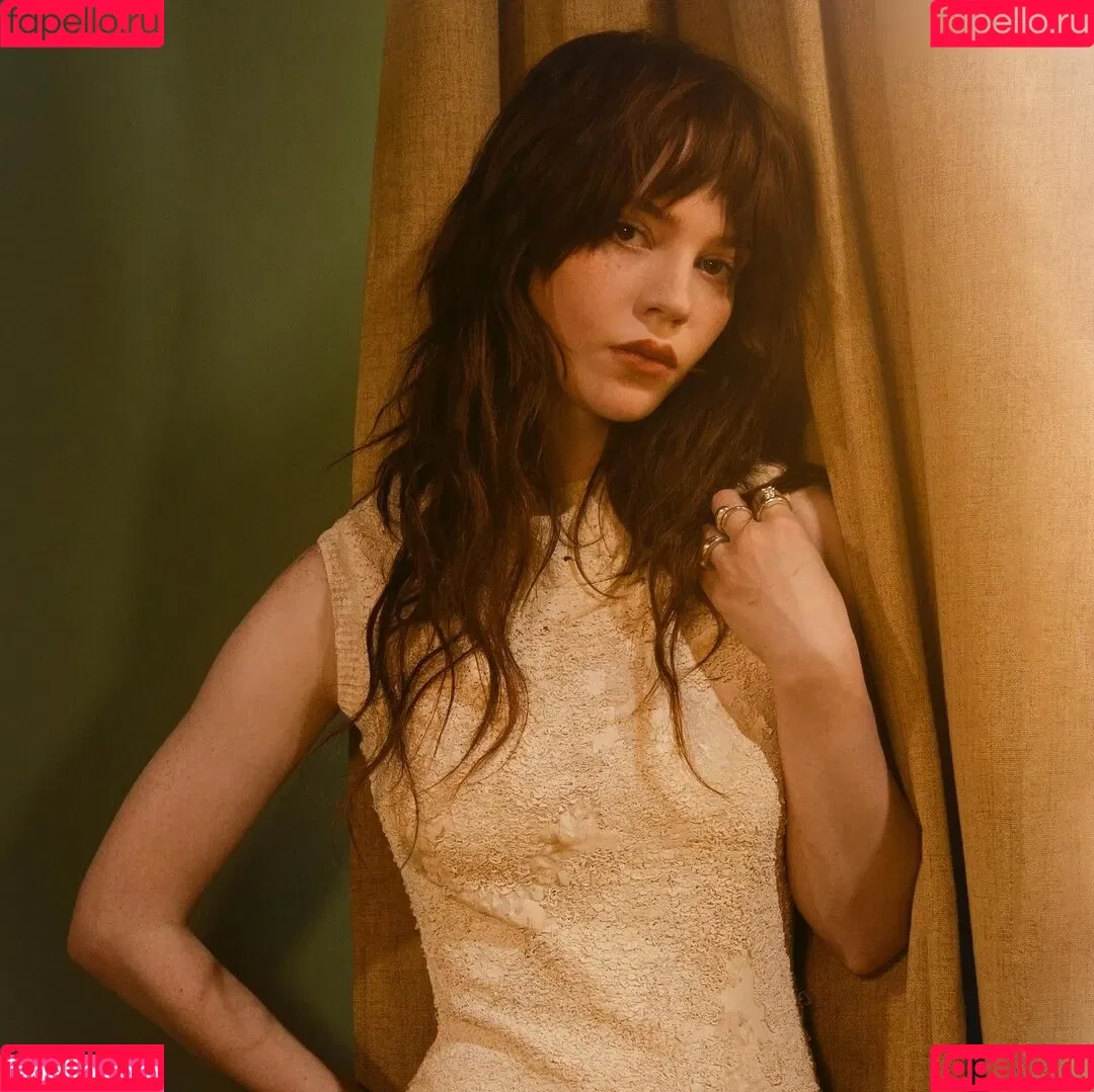 Sophie Thatcher / soapy.t / sophie_thatcher Onlyfans Photo Gallery 