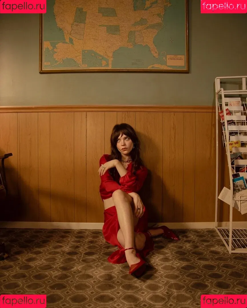 Sophie Thatcher / soapy.t / sophie_thatcher Onlyfans Photo Gallery 