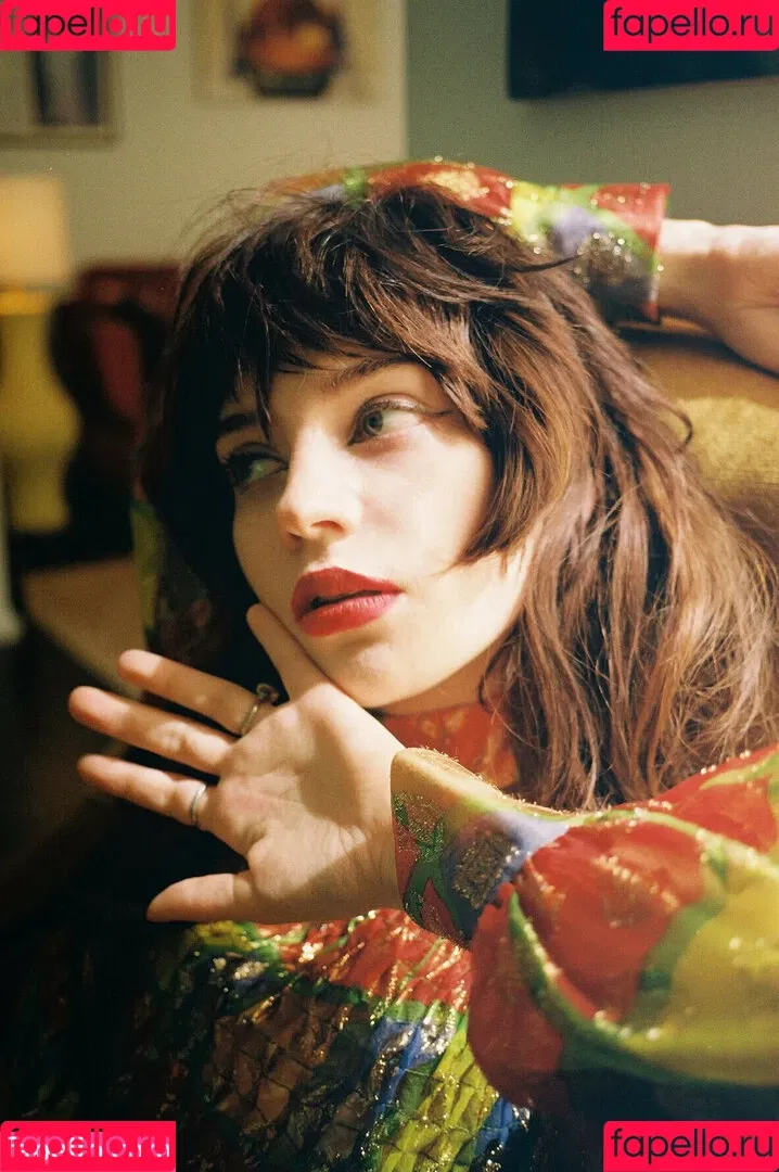 Sophie Thatcher / soapy.t / sophie_thatcher Onlyfans Photo Gallery 