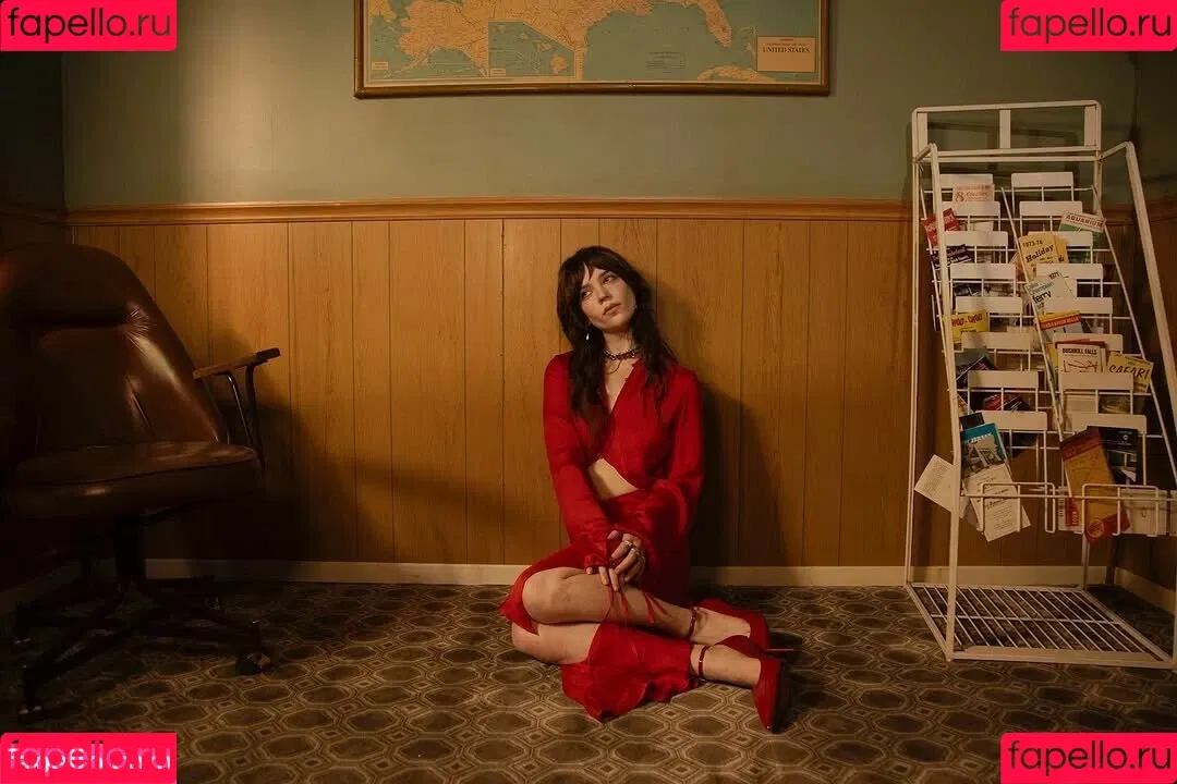 Sophie Thatcher / soapy.t / sophie_thatcher Onlyfans Photo Gallery 