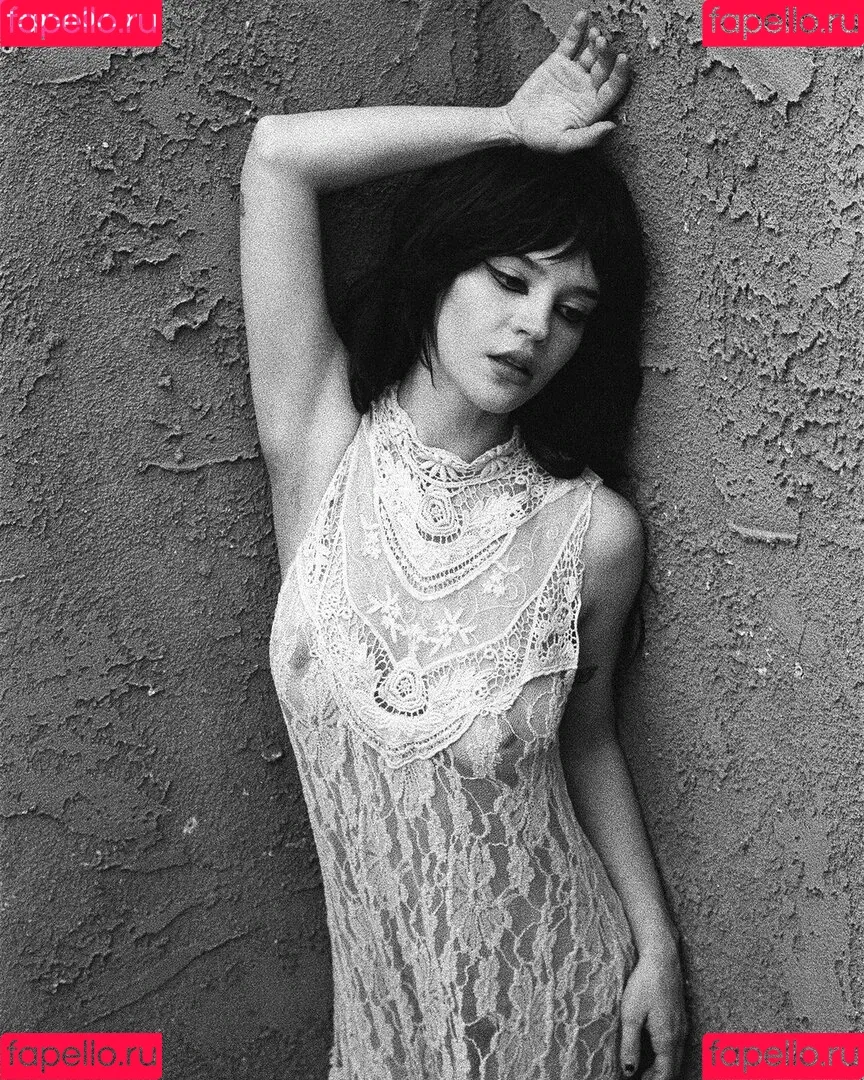 Sophie Thatcher / soapy.t / sophie_thatcher Onlyfans Photo Gallery 