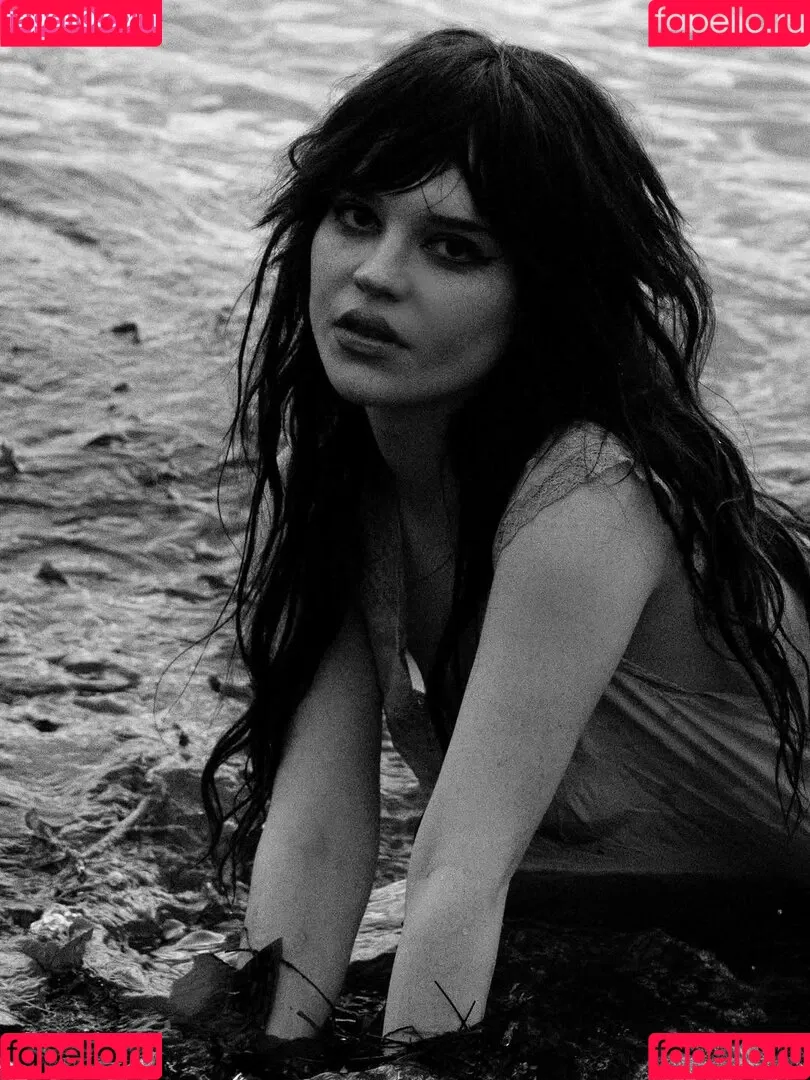 Sophie Thatcher / soapy.t / sophie_thatcher Onlyfans Photo Gallery 