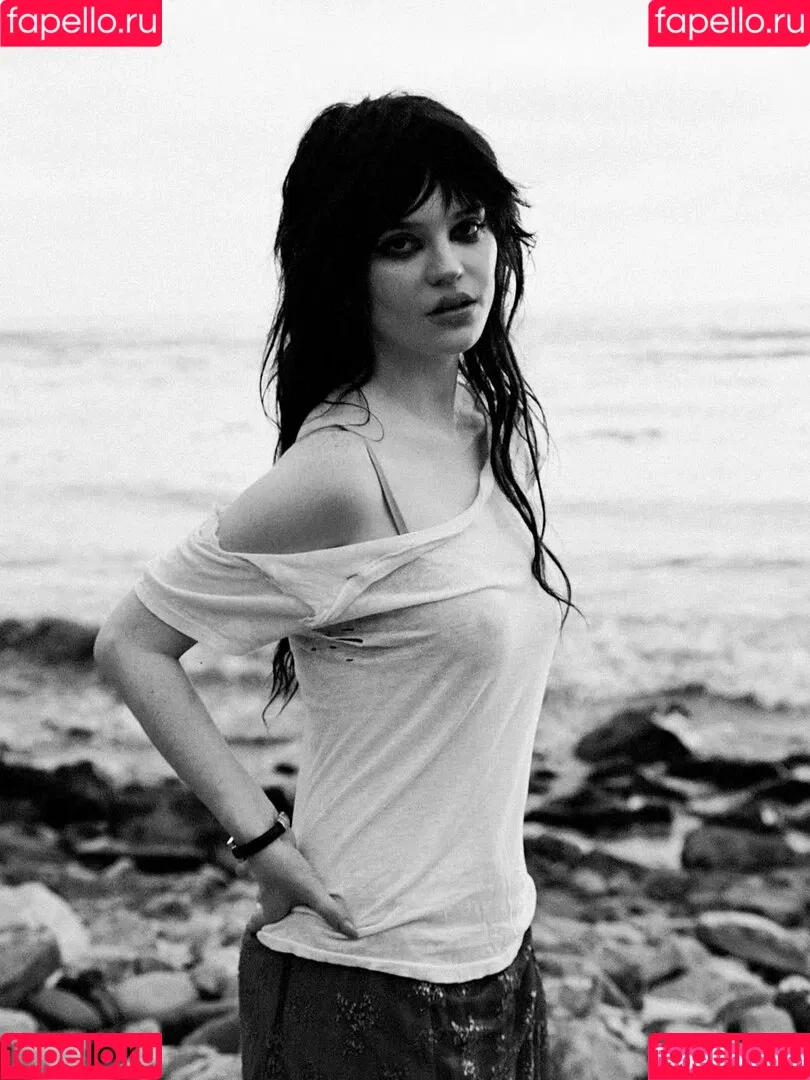 Sophie Thatcher / soapy.t / sophie_thatcher Onlyfans Photo Gallery 