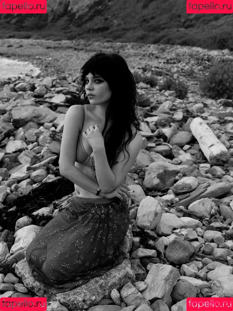 Sophie Thatcher / soapy.t / sophie_thatcher Onlyfans Photo Gallery 