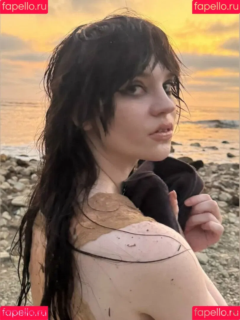 Sophie Thatcher / soapy.t / sophie_thatcher Onlyfans Photo Gallery 