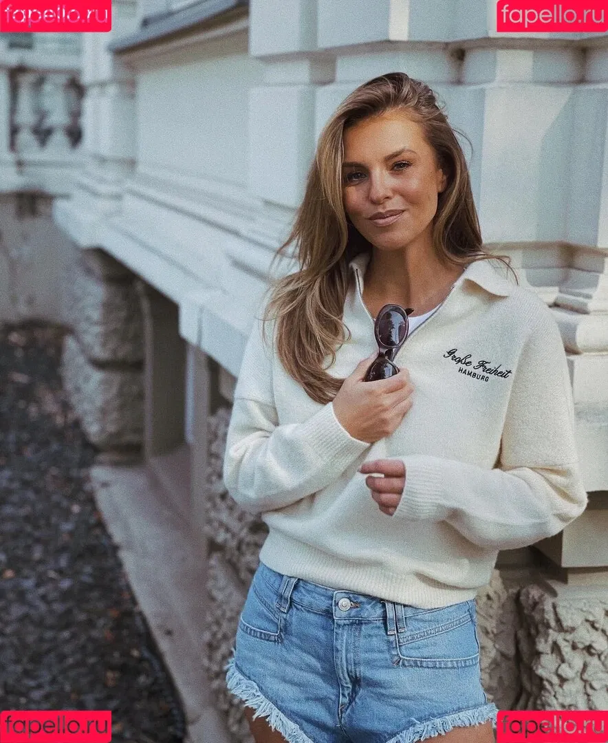 Laura Wontorra / LauraWontorra / laura_wontorra / laurachesnok Onlyfans Photo Gallery 