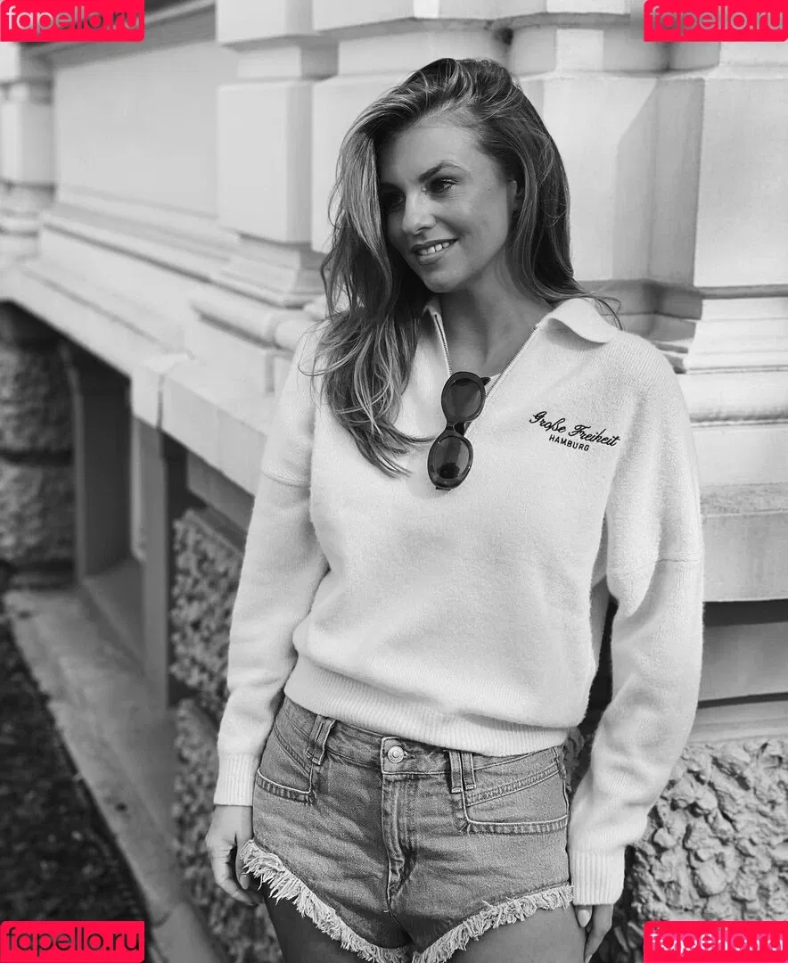 Laura Wontorra / LauraWontorra / laura_wontorra / laurachesnok Onlyfans Photo Gallery 