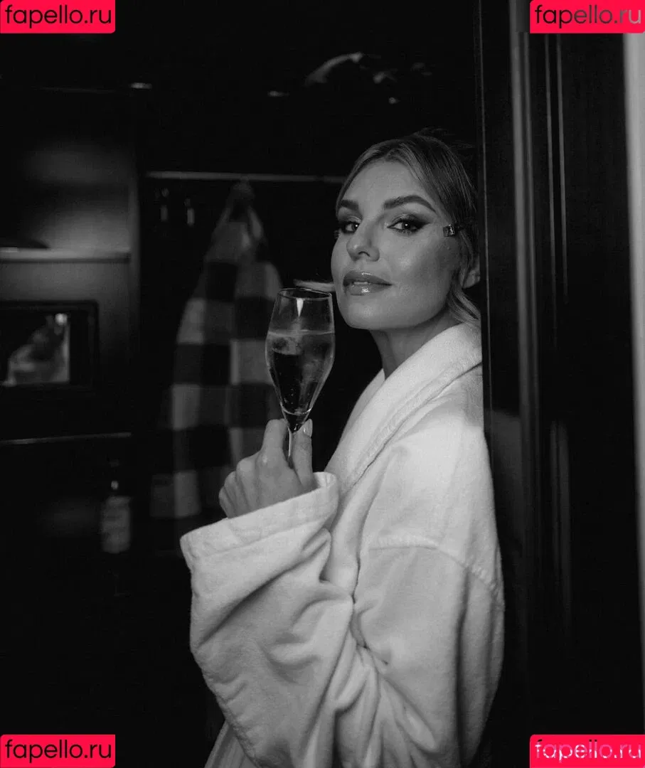 Laura Wontorra / LauraWontorra / laura_wontorra / laurachesnok Onlyfans Photo Gallery 