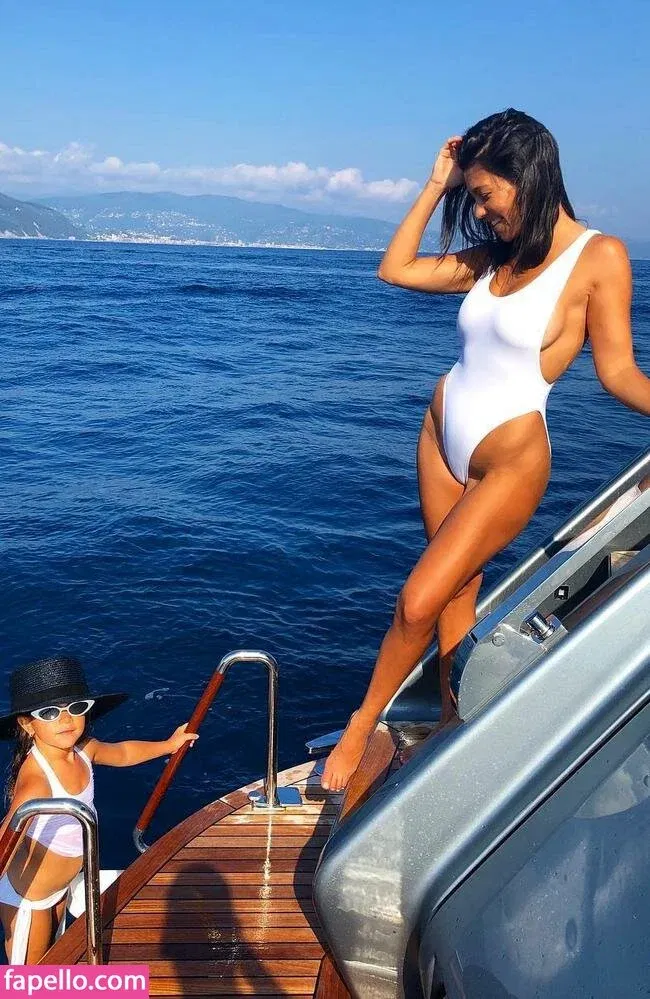 Kourtney Kardashian Onlyfans Photo Gallery 