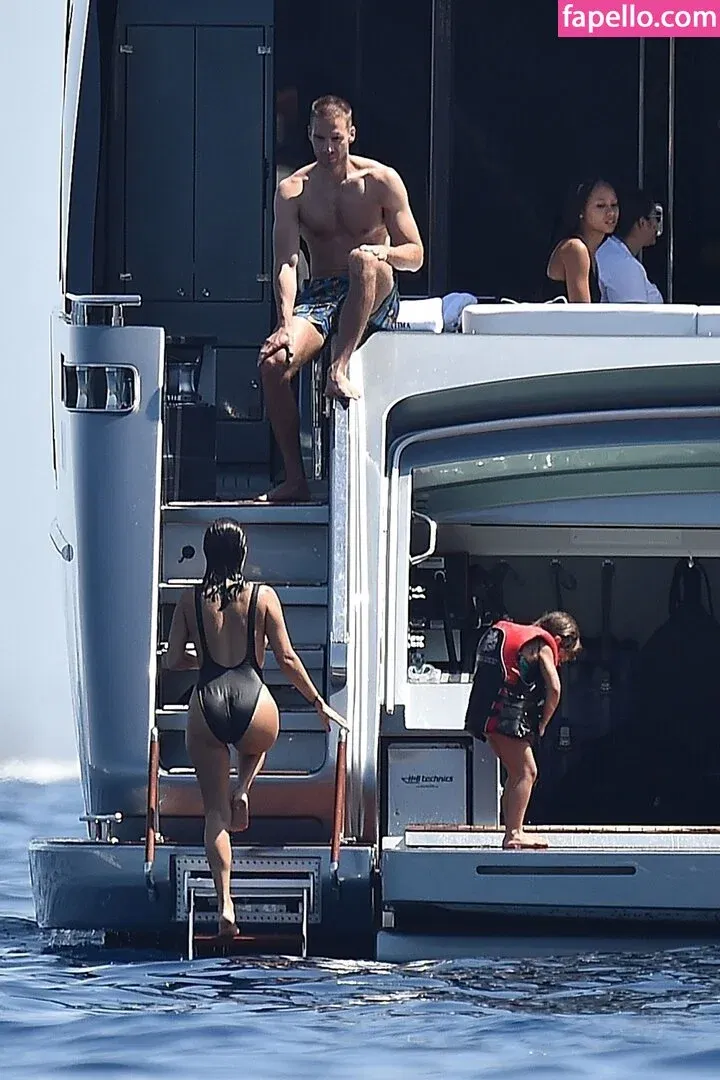 Kourtney Kardashian Onlyfans Photo Gallery 