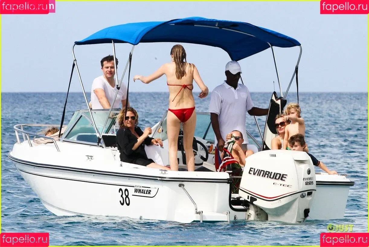 Cara Delevingne / caradelevingne Onlyfans Photo Gallery 