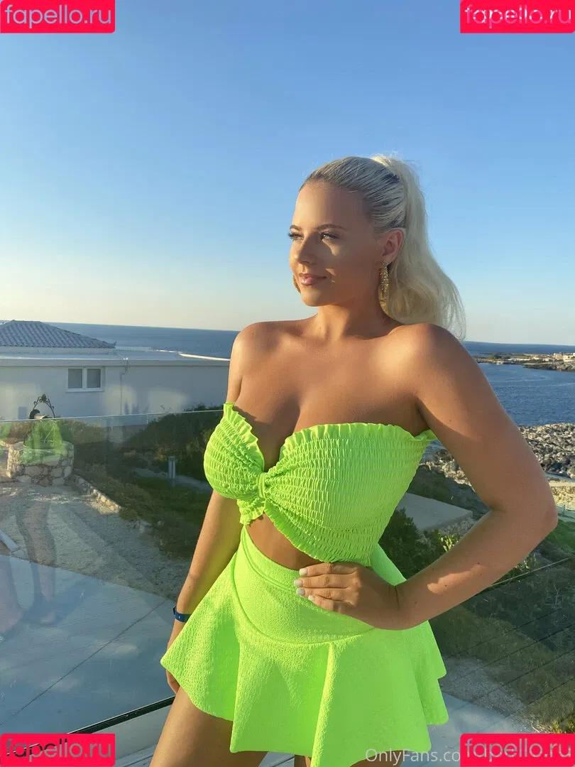 Apollonia Barbi / Apollonia Llewellyn / apolloniabarbi / apolloniallewellyn Onlyfans Photo Gallery 