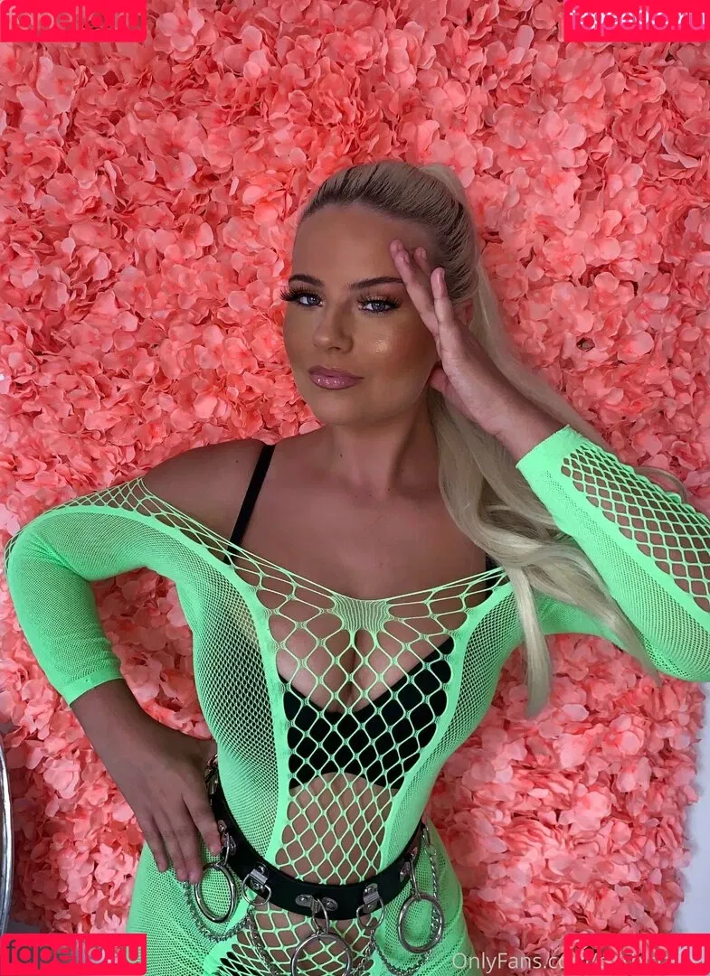 Apollonia Barbi / Apollonia Llewellyn / apolloniabarbi / apolloniallewellyn Onlyfans Photo Gallery 