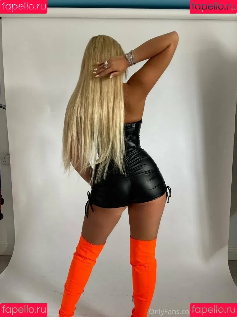 Apollonia Barbi / Apollonia Llewellyn / apolloniabarbi / apolloniallewellyn Onlyfans Photo Gallery 
