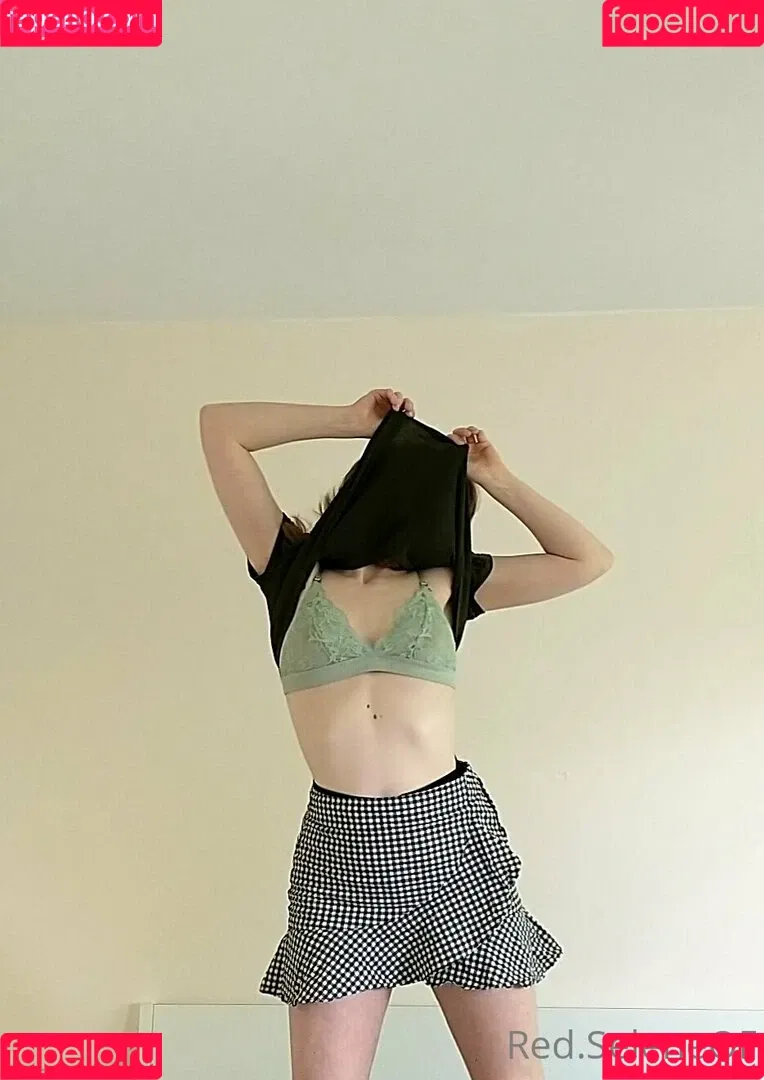 littleredselena / red.selene Onlyfans Photo Gallery 