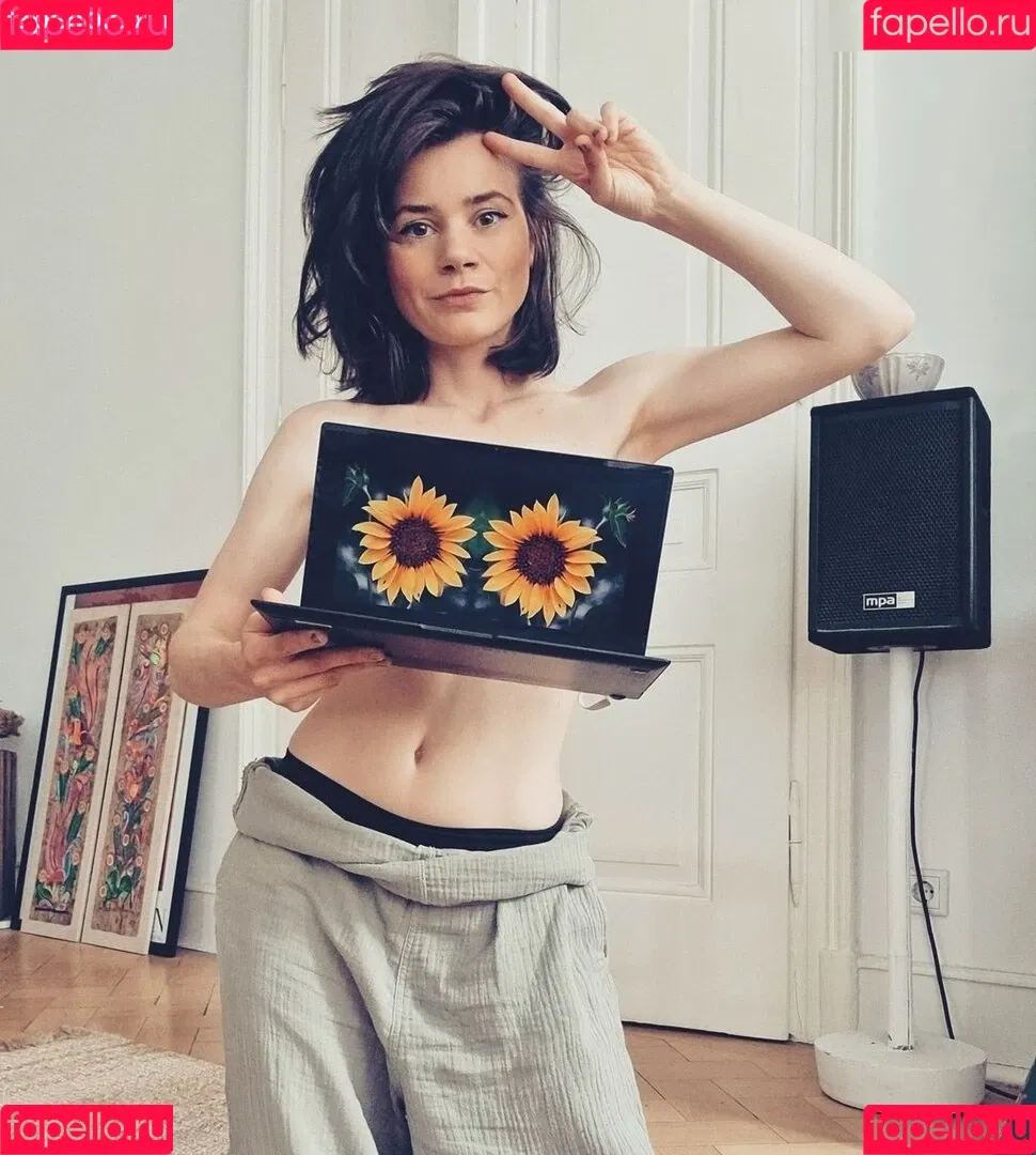 Joyce Ilg / mona.ameziane Onlyfans Photo Gallery 