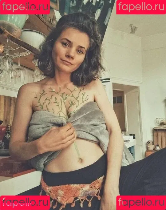 Joyce Ilg / mona.ameziane Onlyfans Photo Gallery 