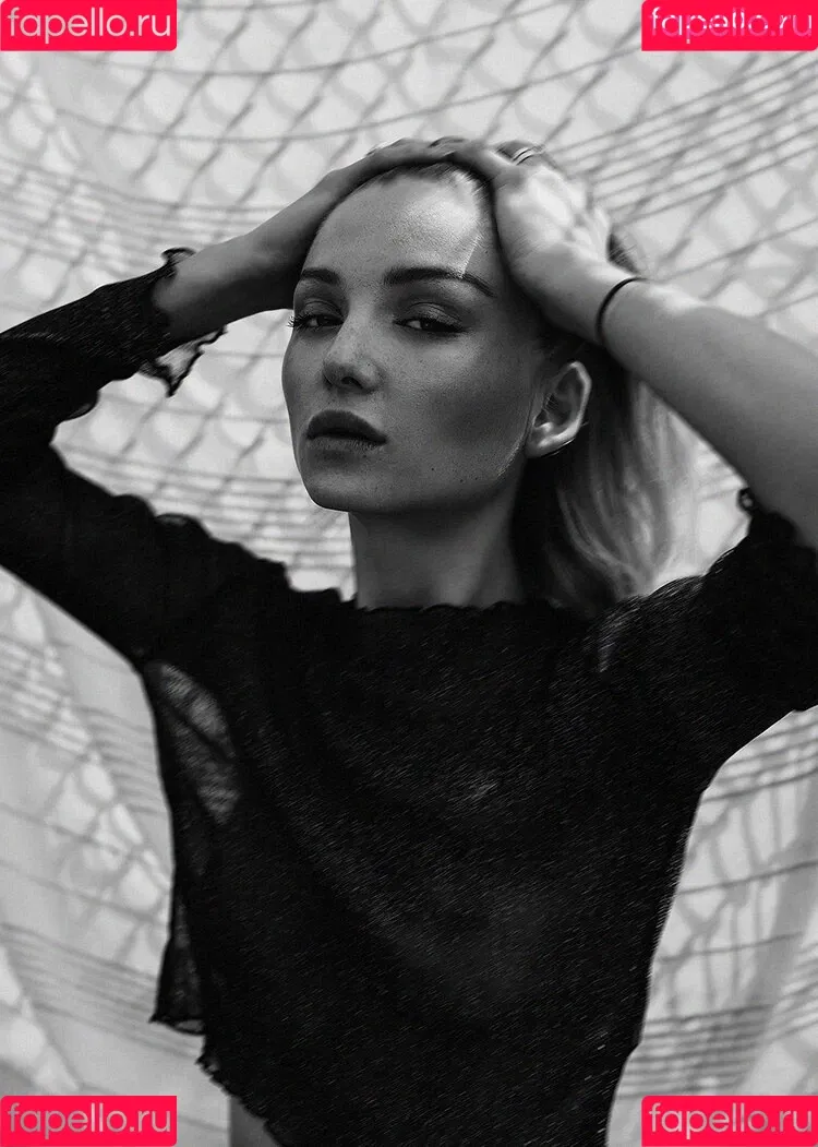 Juleslw / Julia Wulf Onlyfans Photo Gallery 