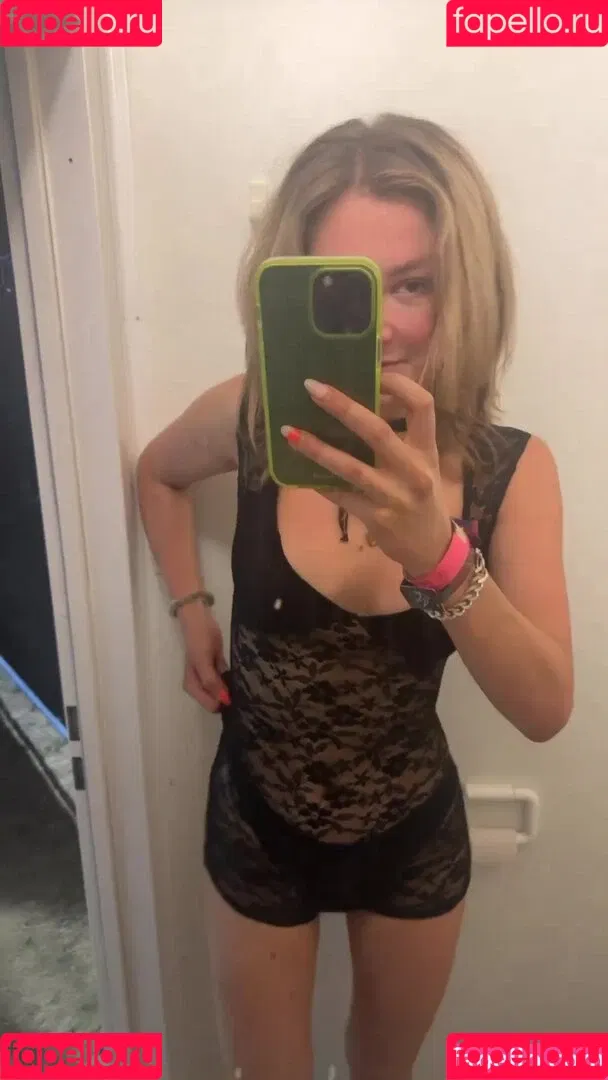 Juleslw / Julia Wulf Onlyfans Photo Gallery 