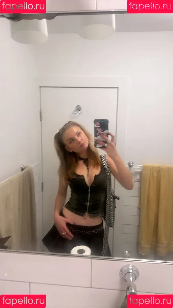 Juleslw / Julia Wulf Onlyfans Photo Gallery 