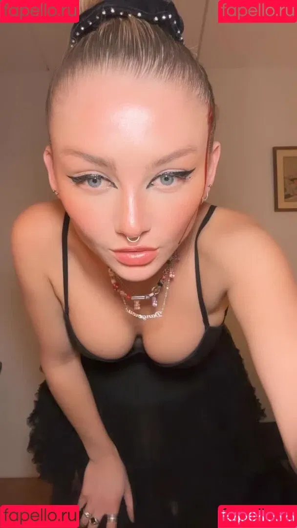 Juleslw / Julia Wulf Onlyfans Photo Gallery 