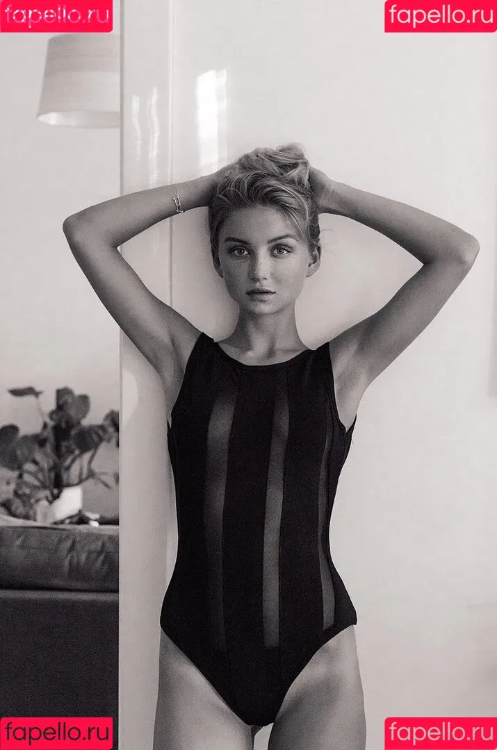 Juleslw / Julia Wulf Onlyfans Photo Gallery 