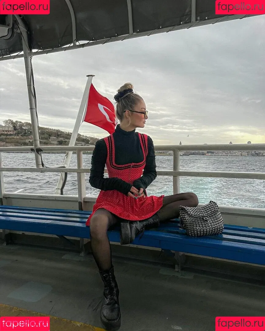 Juleslw / Julia Wulf Onlyfans Photo Gallery 