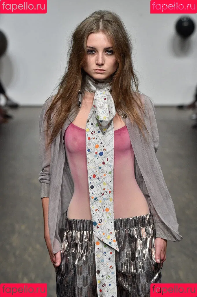 Juleslw / Julia Wulf Onlyfans Photo Gallery 