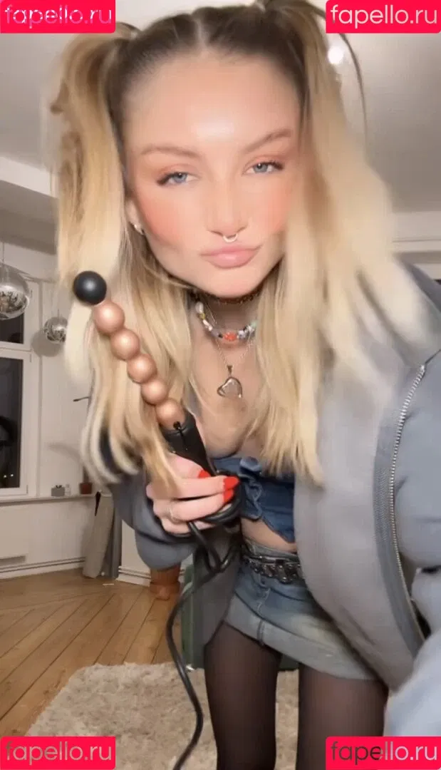 Juleslw / Julia Wulf Onlyfans Photo Gallery 