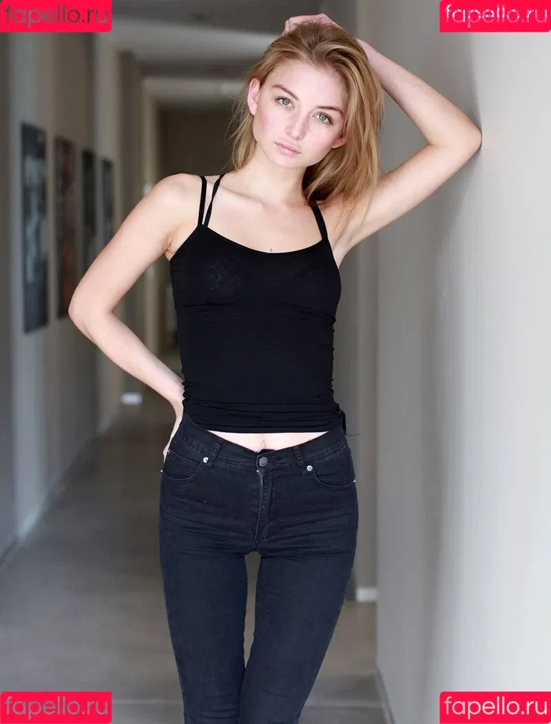 Juleslw / Julia Wulf Onlyfans Photo Gallery 