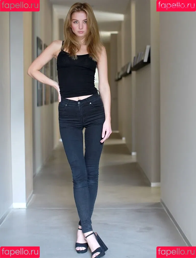 Juleslw / Julia Wulf Onlyfans Photo Gallery 