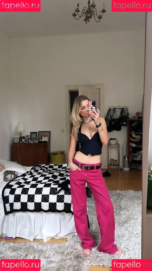 Juleslw / Julia Wulf Onlyfans Photo Gallery 