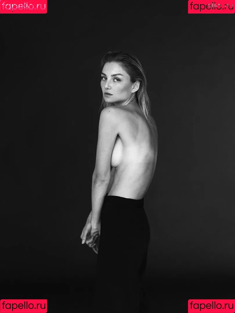 Juleslw / Julia Wulf Onlyfans Photo Gallery 