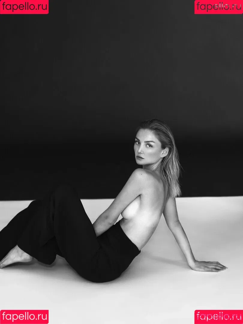 Juleslw / Julia Wulf Onlyfans Photo Gallery 