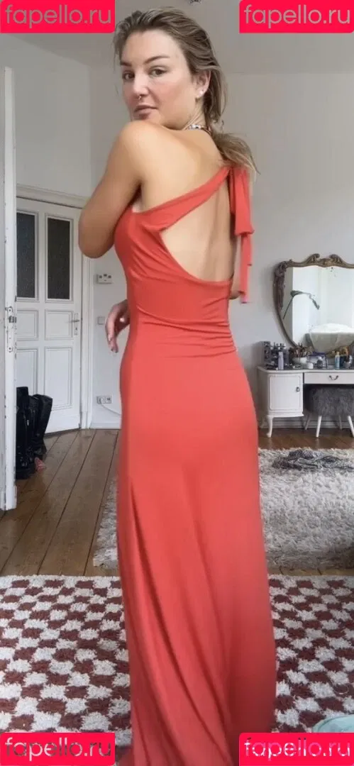 Juleslw / Julia Wulf Onlyfans Photo Gallery 