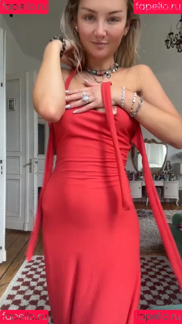 Juleslw / Julia Wulf Onlyfans Photo Gallery 