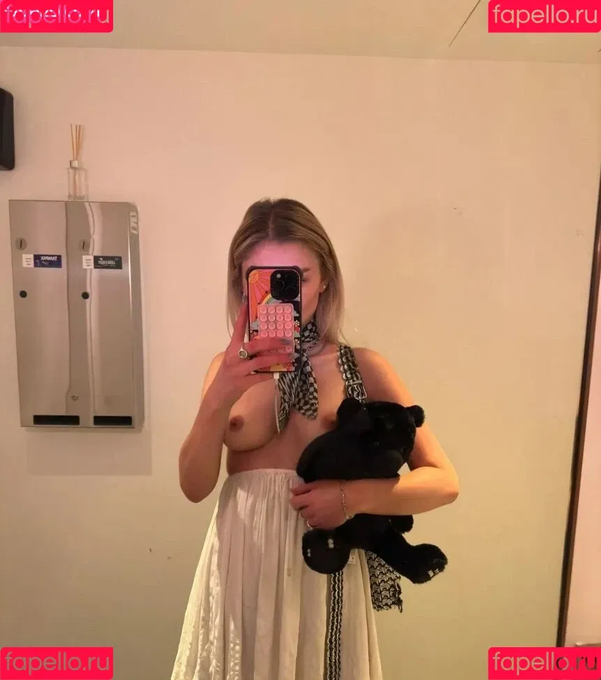 Juleslw / Julia Wulf Onlyfans Photo Gallery 