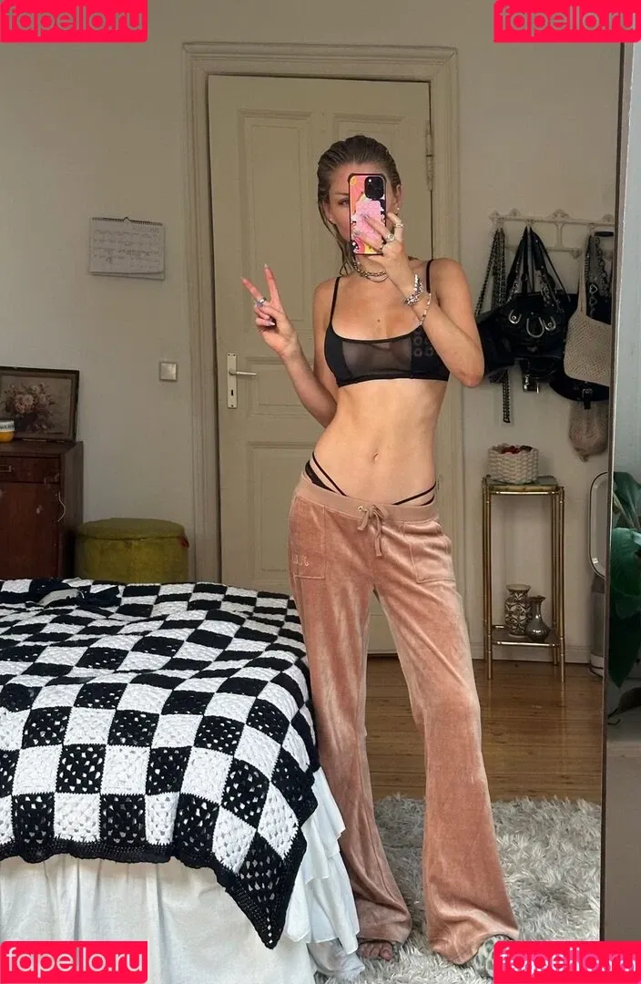 Juleslw / Julia Wulf Onlyfans Photo Gallery 