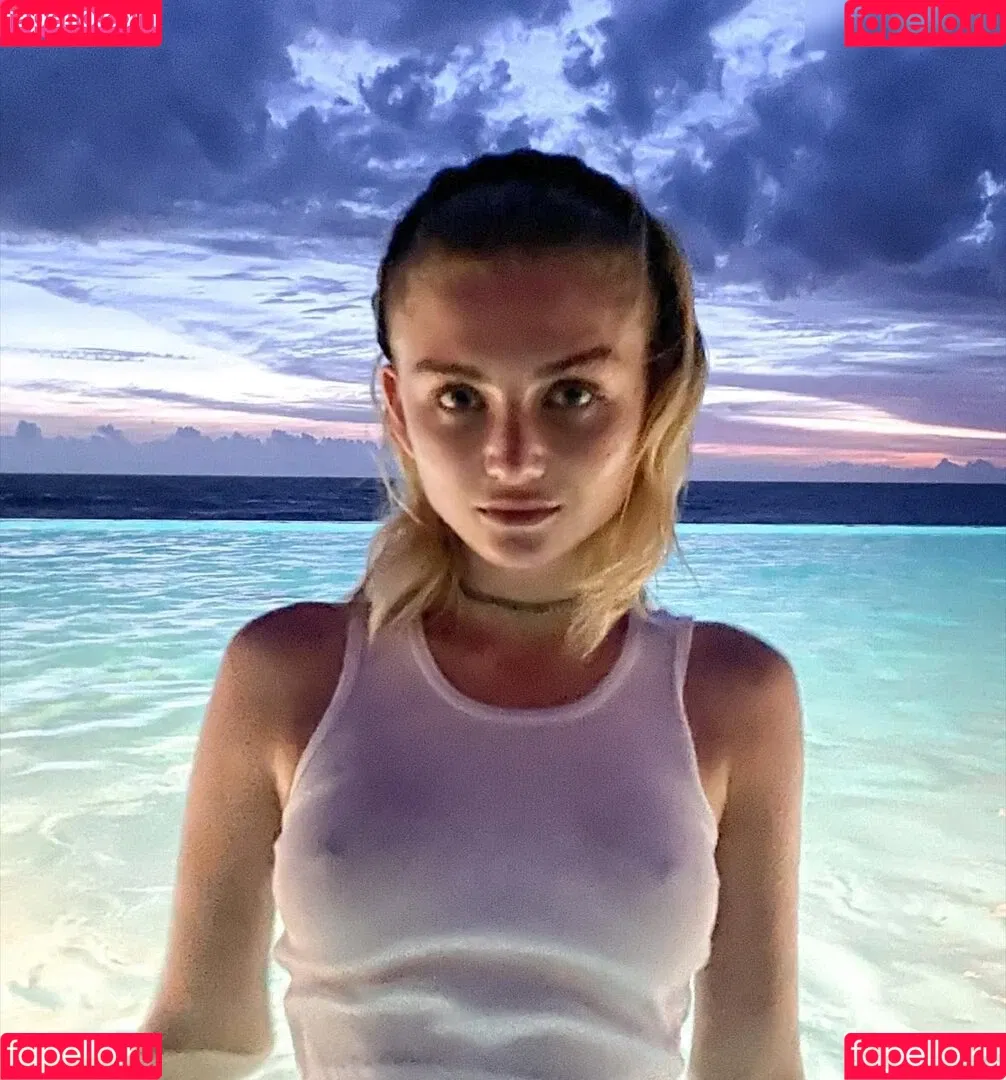 Juleslw / Julia Wulf Onlyfans Photo Gallery 