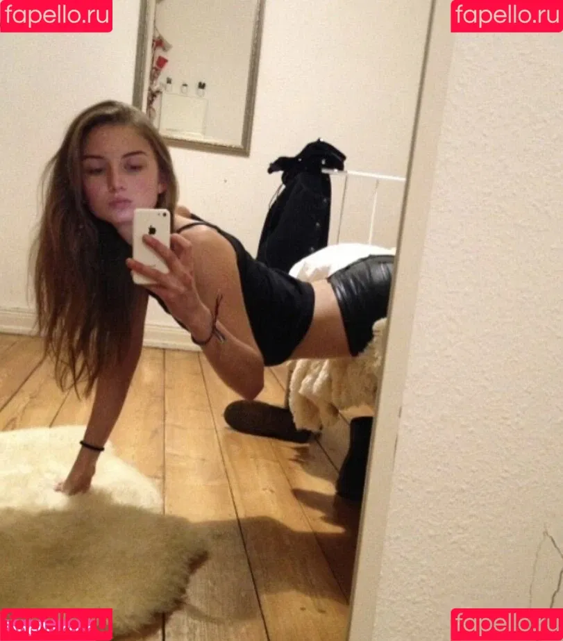 Juleslw / Julia Wulf Onlyfans Photo Gallery 