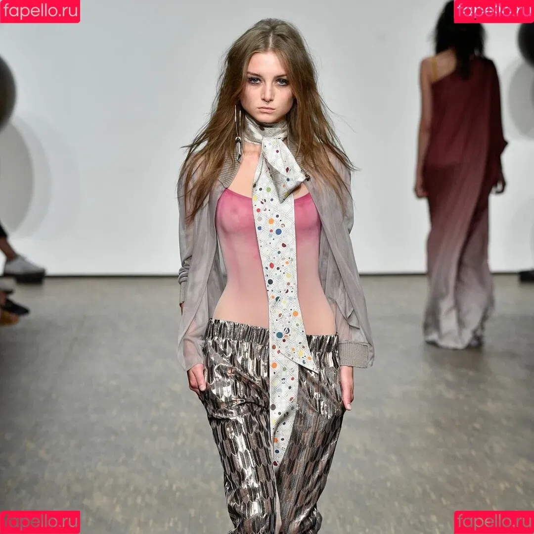 Juleslw / Julia Wulf Onlyfans Photo Gallery 