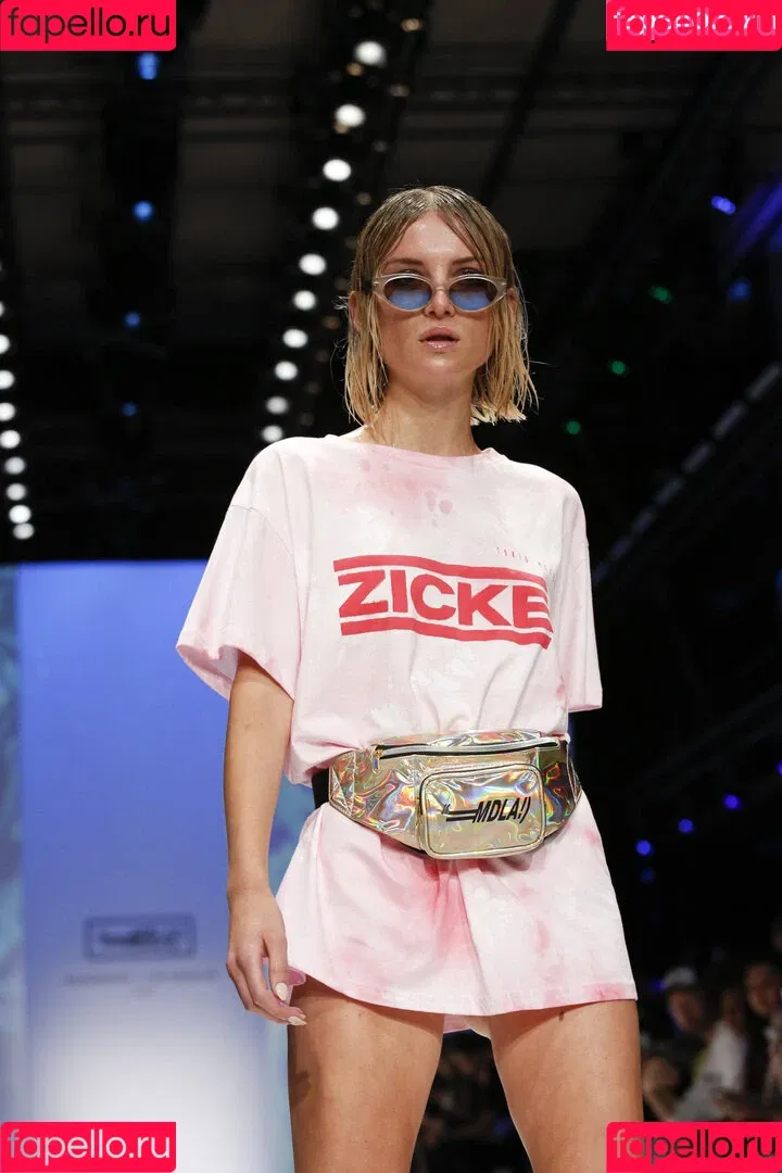 Juleslw / Julia Wulf Onlyfans Photo Gallery 