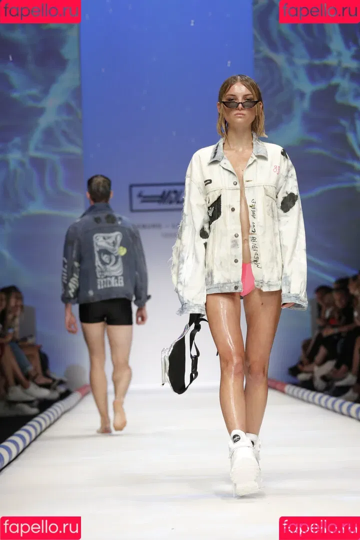 Juleslw / Julia Wulf Onlyfans Photo Gallery 