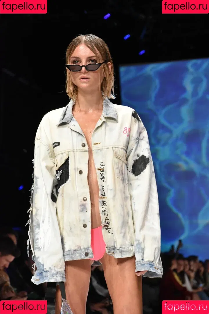 Juleslw / Julia Wulf Onlyfans Photo Gallery 