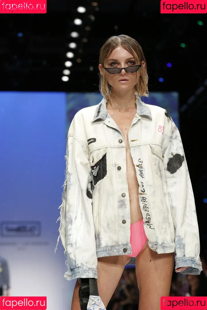 Juleslw / Julia Wulf Onlyfans Photo Gallery 